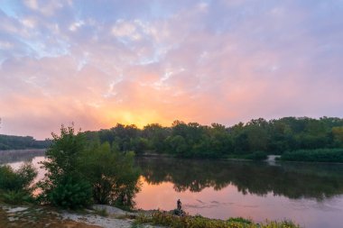 Akşamları nehrin üzerinde gün batımı