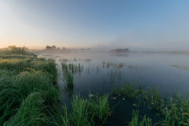 Gölün üzerinde güzel bir gün doğumu