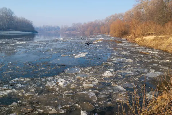 Kışın donmuş nehir