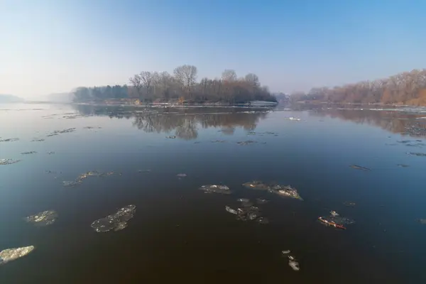 Göldeki buz, kış manzarası