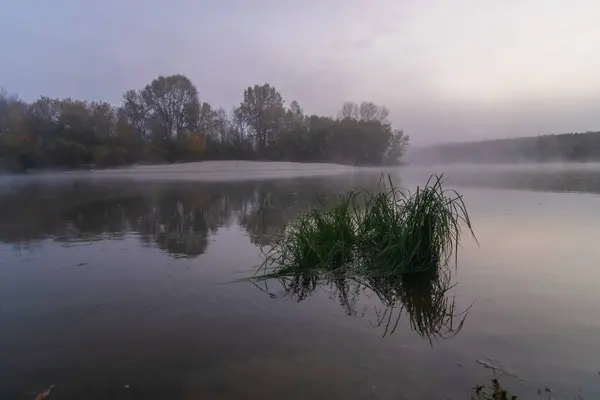 Sonbahar sabahında sisli göl.