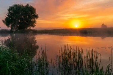 Gölün üzerinde gün doğumu