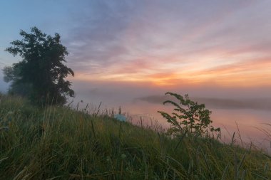Nehrin kıyısında gün doğumu
