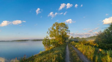 Nehirde yaz sabahı manzarası.