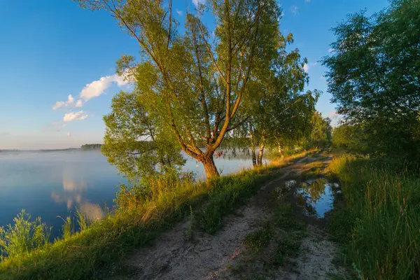 Sabah nehirle birlikte güzel bir manzara.