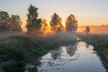 sabah sis göl üzerinde