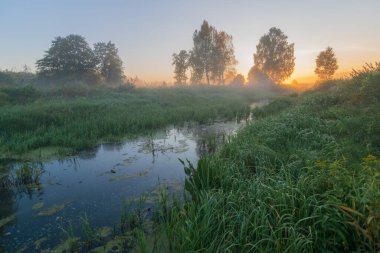 Nehrin üzerinde gün doğumu