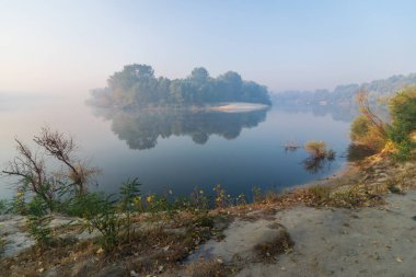 Sabahları nehir olan güzel bir manzara.