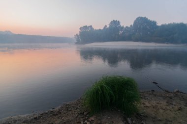 Güzel bir sabah manzarası. Akşamları sisli sakin bir nehir.