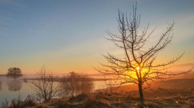 Nehirde güzel bir gün batımı