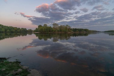 Nehrin üzerinde güzel bir gün batımı