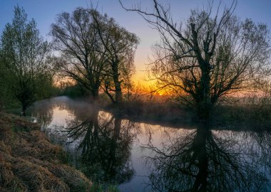 Nehrin üzerinde gün doğumu