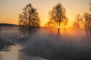 Güneşin doğuşu sisli