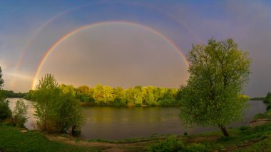 Yaz akşamı gökkuşağında gökkuşağı.