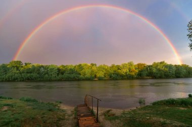 Nehirde gökkuşağı.