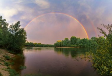 Nehrin üzerinde gökkuşağı
