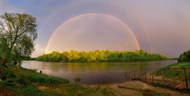 Nehirde gökkuşağı