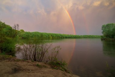 Gökkuşağının üstünde su