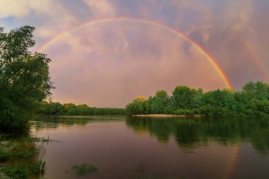 Göl üzerinde gökkuşağı