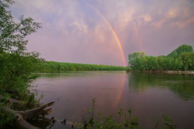 Akşamları nehrin üzerinde gökkuşağı