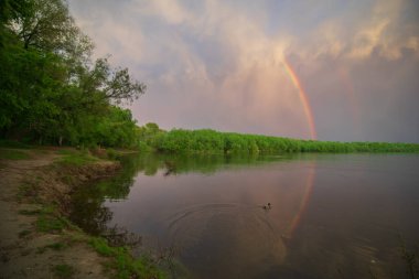 Gölde gökkuşağı.