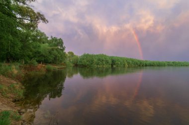 Nehrin üstünde gökkuşağı. Gölde gün batımı.