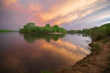 Nehirde gün batımı.