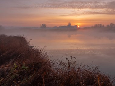 Nehrin üzerinde gün doğumu