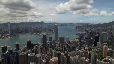 Hong Kong insansız hava aracı görüntüsü. Şehir silüeti. Çin büyük şehri. Victoria Tepesi 'nden Hong Kong. Mavi gökyüzü ve bulutları olan şehir ve binalar. Yüksek kalite 4k görüntü