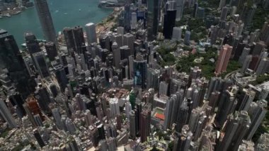 Hong Kong insansız hava aracı görüntüsü. Şehir silüeti. Çin şehri. Yukarıdan Hong Kong 'a. Mavi gökyüzü ve bulutlu şehir ve binalar yüksek kaliteli 4K görüntü.