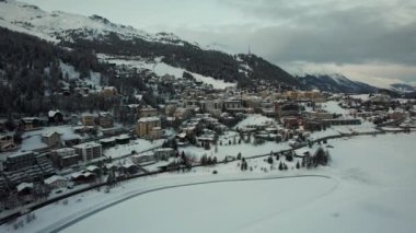 St Moritz, İsviçre: Saint Moritz kayak beldesi köyünün ve İsviçre Alplerinde bir kış günü gölün insansız hava aracı görüntüleri. Yüksek kalite 4k görüntü