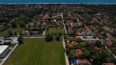 Forte dei Marmi köyünün, sahil ve deniz dalgalarının insansız hava görüntüsü. Toskana, İtalya. Yüksek kalite 4k görüntü