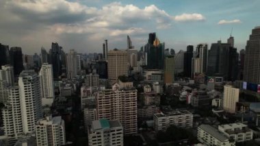 Bangkok şehir merkezindeki mali iş bölgesindeki Skyscrapers binalarının insansız hava aracı. Asyalı turist gezisi, şehir silüeti, trafik ve ulaşım. Yüksek kalite 4k görüntü