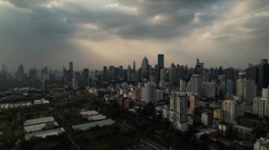 Bangkok, Tayland 'da çok güzel bir hava aracı manzarası var. Şehrin mali manzaralı güzel bulutlu bir havası var. Yüksek kalite 4k görüntü