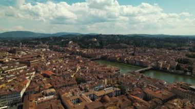 Floransa 'nın 4k hava aracı manzarası, İtalya Toskana bölgesinin başkenti, Santa Maria del Fiore' un Duomo Katedrali. Yüksek kalite 4k görüntü