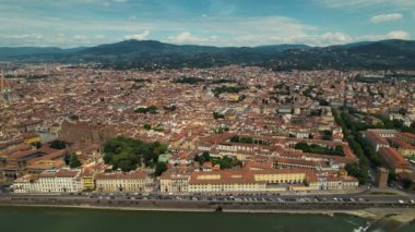 Floransa yukarıdan bakıldığında, resim gibi mimari bir duvar halısını ortaya çıkarıyor, İtalyan güneşinin altında tarih ve güzellik dokuyor. Yüksek kalite 4k görüntü