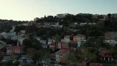 İstanbul, Türkiye 'nin insansız hava aracı görüntüsü. Galata kulesinin etrafında çok sayıda yerleşim yeri var. Yüksek kalite 4k görüntü