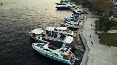 İstanbul, Türkiye 'deki İstanbul' un altın saatinde Boğazın insansız hava aracı görüntüsü. Yüksek kalite 4k görüntü