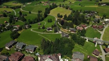 Gstaad, İsviçre 'deki ünlü dağdan geçen trenin insansız hava aracı görüntüsü. İsviçre kırsalındaki dağların arasından geçen trenin insansız hava aracı görüntüleri. Yüksek kalite 4k görüntü