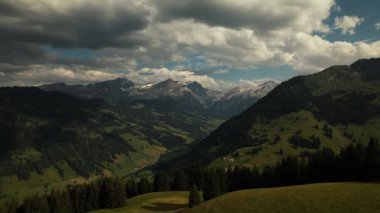 Alp dağlarının hava görüntüsü, Gstaad, İsviçre. İsviçre Alpleri üzerinde güzel bulutlu bir gökyüzü. Yüksek kalite 4k görüntü