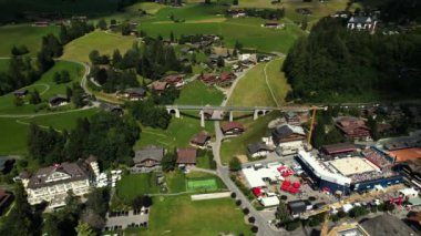 Gstaad, İsviçre 'nin hava aracı görüntüsü. Köprüdeki İsviçre treni. İsviçre yaz turizmi. Yüksek kalite 4k görüntü