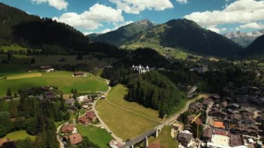 Gstaad, İsviçre 'deki Büyük Saray şatosu. Lüks bir kayak merkezi, lüks bir otel. Yazın güzel Alpler doğası. - Evet. Yüksek kalite 4k görüntü