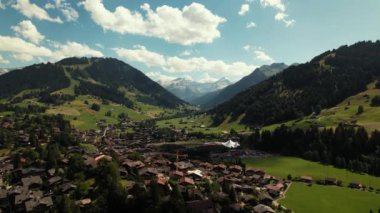 İsviçre Alplerindeki vadi ve köyün sonsuz yaz manzarası. Gstaad, İsviçre. Hava aracı görüntüsü. Yüksek kalite 4k görüntü