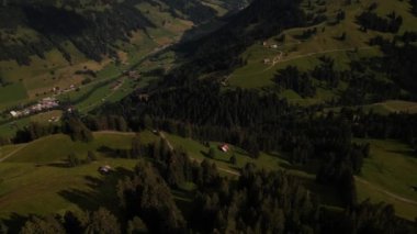 İsviçre 'deki çarpıcı dağ manzarasının insansız hava aracı görüntüsü. İnsansız hava aracı Alpler 'in üzerinde uçuyor. Yüksek kalite 4k görüntü