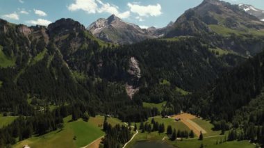 Güneşli bir günde Lauenen 'deki güzel Tungelschuss şelalesinin insansız hava aracı görüntüleri. Lauensee Gölü 'ndeki Wildhorn Top. Yüksek kalite 4k görüntü