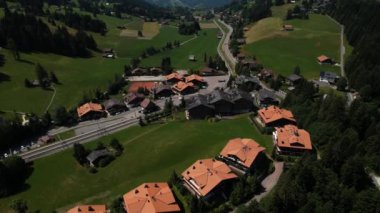 Saanen 'in eski kasaba ve dağlarındaki hava manzarası, İsviçre. Yüksek kalite 4k görüntü