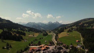İsviçre 'nin dağlarla çevrili geleneksel İsviçre alp köyünün insansız hava aracı görüntüsü. Yüksek kalite 4k görüntü