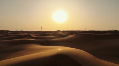 İHA 'nın Dubai' deki büyük çöl kum tepelerinin üzerinde uçan insansız hava aracı görüntüleri. Yüksek kalite 4k görüntü