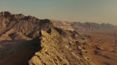 Gün batımında, Birleşik Arap Emirlikleri 'nde Dubai Çölü' nün insansız hava aracı inanılmaz kayalarla birlikte. Yüksek kalite 4k görüntü