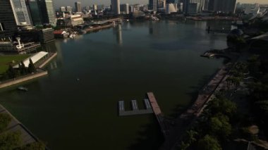Singapur, Güneydoğu Asya 'daki Marina körfezi yakınlarındaki iş, finans ve turistik alanların hava görüntüleri. - Evet. Yüksek kalite 4k görüntü